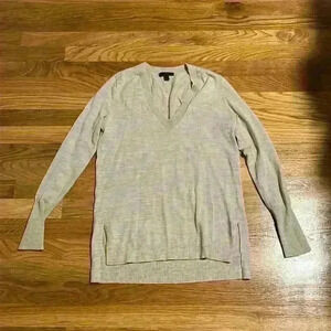 Jcrew 100% merino wool cream vneck sweater
